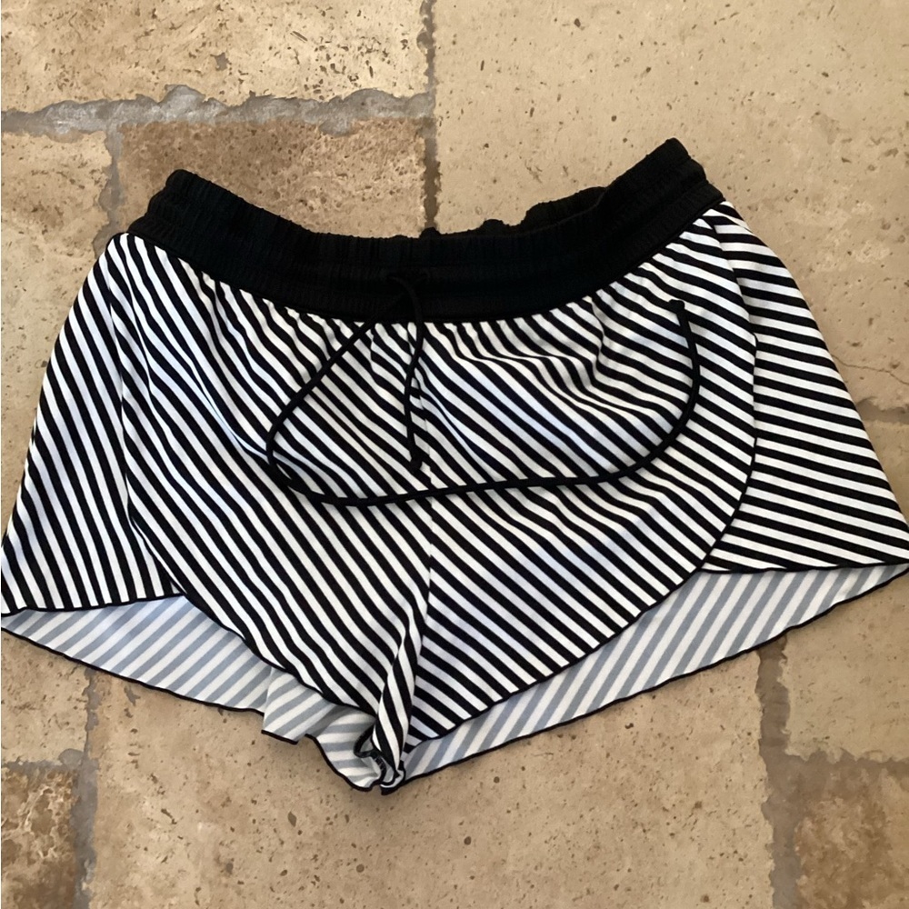 Athleta Black and White Athletic Shorts inseam 1”
Waist 14”
K2